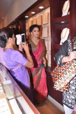 Madhuri Dixit Launches P N Gadgil Jewellers Store in Vileparle, Mumbai on 3rd Aug 2013 (97).JPG